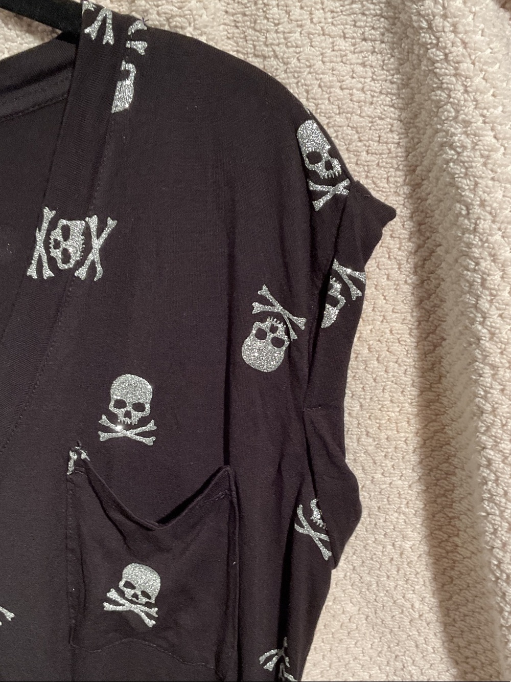 No Boundaries Black V-Neck Short Sleeve Skull Print Top - Picture 2 of 5